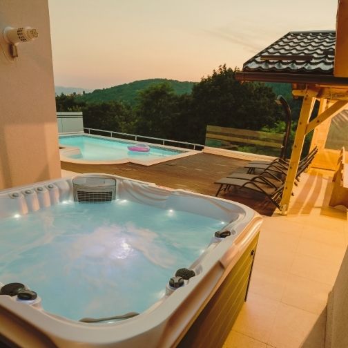 Pogled iz jacuzzia na bazen i šumu