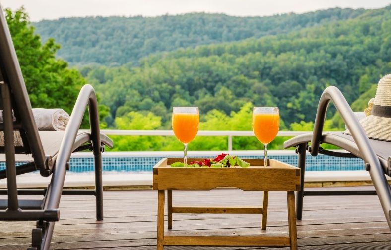 Osvježenje uz bazen u vili za najam u Zagrebu