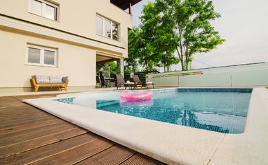 Pogled na bazen i kuću za najam Čarobni pogled u Zagrebu