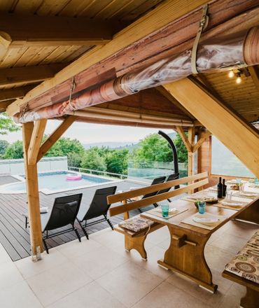 Pogled na bazen iz sjenice