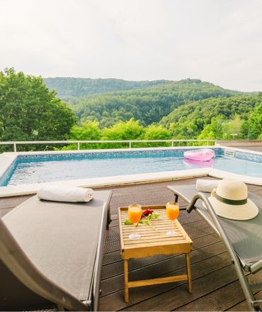 Pogled na šumu s ležaljki